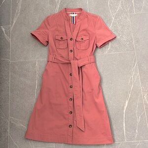 Boden pink button up trenchcoat dress, size 4R.
Belted waist with A-line cut.